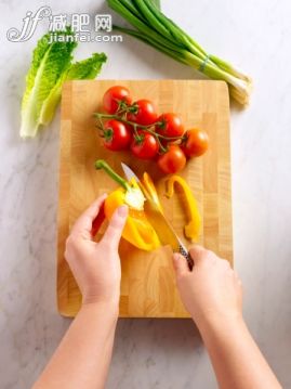 厨房,人,食品,室内,住宅房间_169792781_Food preparation on chopping board_创意图片_Getty Images China 厨房,人,食品,室内,住宅房间_169792781_Food preparation on chopping board_创意图片_Getty Images China