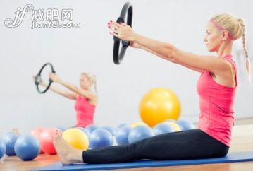 人,生活方式,室内,金色头发,白人_143921160_Pilates exercises_创意图片_Getty Images China 人,生活方式,室内,金色头发,白人_143921160_Pilates exercises_创意图片_Getty Images China