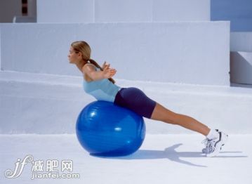 人,短裤,生活方式,户外,运动鞋_145063945_Woman lying on fitness ball doing stretching exercise, arms out to side, side view_创意图片_Getty Images China 人,短裤,生活方式,户外,运动鞋_145063945_Woman lying on fitness ball doing stretching exercise, arms out to side, side view_创意图片_Getty Images China