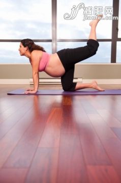人,生活方式,室内,35岁到39岁,卷发_138594959_pregnant hispanic woman exercising in modern studi_创意图片_Getty Images China