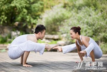 瑜伽,手压式,伸展,双人瑜伽,瑜珈班_501e072a5_年轻情侣做瑜伽_创意图片_Getty Images China 瑜伽,手压式,伸展,双人瑜伽,瑜珈班_501e072a5_年轻情侣做瑜伽_创意图片_Getty Images China
