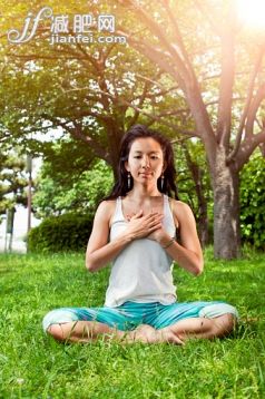 太阳,人,活动,城市,生活方式_478479854_Young asian woman practicing yoga in Tokyo park._创意图片_Getty Images China 太阳,人,活动,城市,生活方式_478479854_Young asian woman practicing yoga in Tokyo park._创意图片_Getty Images China