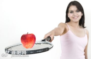 人,饮食,休闲装,食品,体育器械_140825066_Woman holding an apple on a tennis racket_创意图片_Getty Images China 人,饮食,休闲装,食品,体育器械_140825066_Woman holding an apple on a tennis racket_创意图片_Getty Images China