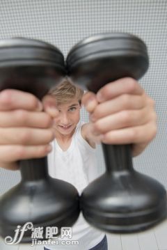 锻炼,摄影,2015年,_567072011_Kid lifting weights_创意图片_Getty Images China 锻炼,摄影,2015年,_567072011_Kid lifting weights_创意图片_Getty Images China