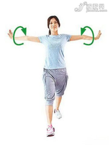 两手抬起