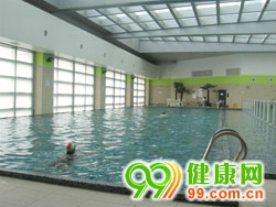 有效 减肥快速 健美操 水中 双手