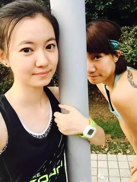 女朋友跑步
