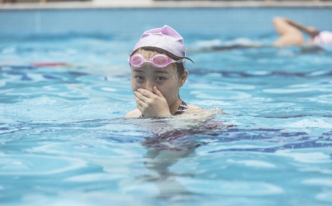 夏季游泳减肥的正确方法是什么 夏季怎么游泳最减肥 夏季游泳减肥秘诀