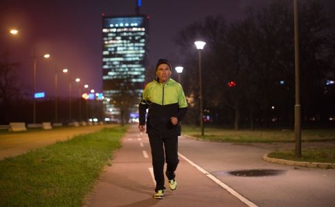 夜跑可以减肥吗 夜跑减肥要注意哪些事项 夜跑前要做什么