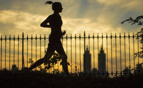 天天跑步可以减肥吗 隔天跑步减肥效果好吗 跑步后要做哪些拉伸运动