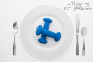 干净,银餐具,餐具,运动,影棚拍摄_85592929_Hand weights on white plate_创意图片_Getty Images China 干净,银餐具,餐具,运动,影棚拍摄_85592929_Hand weights on white plate_创意图片_Getty Images China