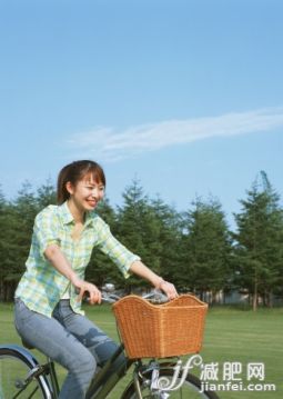 Bottom,绿色,人,衣服,饮食_122637576_Woman riding a bike_创意图片_Getty Images China Bottom,绿色,人,衣服,饮食_122637576_Woman riding a bike_创意图片_Getty Images China