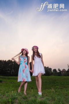 长发,黑发,美女,微笑,度假胜地_60531e48b_姐妹在花园里_创意图片_Getty Images China 长发,黑发,美女,微笑,度假胜地_60531e48b_姐妹在花园里_创意图片_Getty Images China