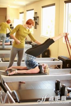 伸展,洛杉矶城,健康,摄影,人_130903540_Pilates Studio_创意图片_Getty Images China 伸展,洛杉矶城,健康,摄影,人_130903540_Pilates Studio_创意图片_Getty Images China