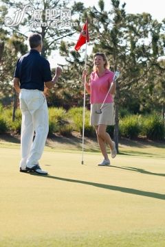 人,生活方式,旗帜,户外,45到49岁_530676863_Caucasian couple playing golf on course_创意图片_Getty Images China 人,生活方式,旗帜,户外,45到49岁_530676863_Caucasian couple playing golf on course_创意图片_Getty Images China