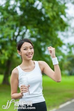 人,饮食,自然,运动,户外_563944505_Young woman holding a bottle of water and smiling at the camera,_创意图片_Getty Images China 人,饮食,自然,运动,户外_563944505_Young woman holding a bottle of water and smiling at the camera,_创意图片_Getty Images China
