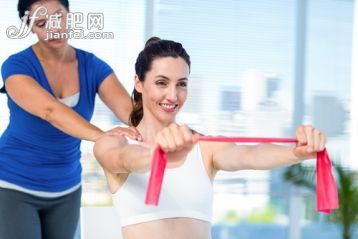 40到44岁,白人,30岁到34岁,室内,白昼_gic12763359_Brunette stretching with her coach and pink cloth in exercise room_创意图片_Getty Images China 40到44岁,白人,30岁到34岁,室内,白昼_gic12763359_Brunette stretching with her coach and pink cloth in exercise room_创意图片_Getty Images China