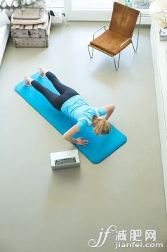 人,住宅内部,沟通,生活方式,技术_556670903_Woman with laptop exercising on gym mat in living room_创意图片_Getty Images China 人,住宅内部,沟通,生活方式,技术_556670903_Woman with laptop exercising on gym mat in living room_创意图片_Getty Images China