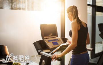 人,体育器械,生活方式,运动,室内_474110372_Young woman adjusting speed on a treadmill at gym._创意图片_Getty Images China 人,体育器械,生活方式,运动,室内_474110372_Young woman adjusting speed on a treadmill at gym._创意图片_Getty Images China