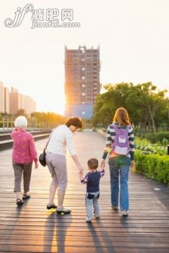 人,建筑结构,休闲装,凉鞋,建筑_155918109_Family take a walk in park_创意图片_Getty Images China