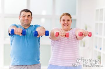 人,运动,室内,白人,肥胖_476586368_Fat couple exercising with dumbbells and looking at the camera._创意图片_Getty Images China 人,运动,室内,白人,肥胖_476586368_Fat couple exercising with dumbbells and looking at the camera._创意图片_Getty Images China