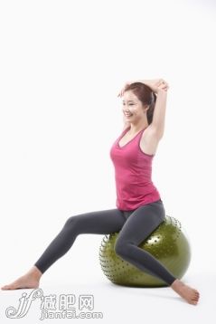 25岁到29岁,生活方式,健康,室内,健康生活方式_gic7772059_a woman doing yoga with a yoga ball_创意图片_Getty Images China 25岁到29岁,生活方式,健康,室内,健康生活方式_gic7772059_a woman doing yoga with a yoga ball_创意图片_Getty Images China