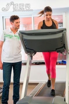 人,休闲装,生活方式,运动,室内_557136249_Instructor teaching a woman on a treadmill in a gym_创意图片_Getty Images China 人,休闲装,生活方式,运动,室内_557136249_Instructor teaching a woman on a treadmill in a gym_创意图片_Getty Images China