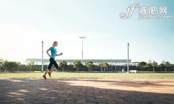 人,活动,环境,生活方式,自然_484050196_She's increasing her fitness levels_创意图片_Getty Images China 人,活动,环境,生活方式,自然_484050196_She's increasing her fitness levels_创意图片_Getty Images China