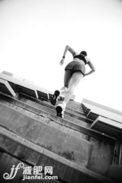 人,活动,生活方式,运动,户外_78366298_Woman running up stadium steps_创意图片_Getty Images China 人,活动,生活方式,运动,户外_78366298_Woman running up stadium steps_创意图片_Getty Images China