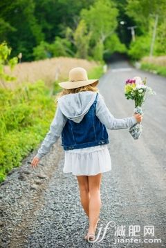 人,休闲装,自然,户外,田园风光_571752205_Rear view of bare footed young woman walking on rural gravel road carrying bunch of flowers_创意图片_Getty Images China 人,休闲装,自然,户外,田园风光_571752205_Rear view of bare footed young woman walking on rural gravel road carrying bunch of flowers_创意图片_Getty Images China