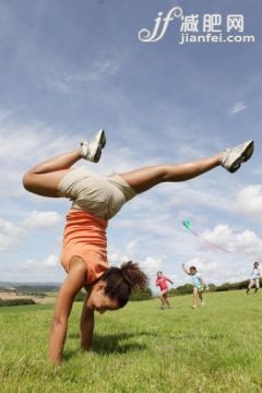 人,休闲装,短裤,度假,户外_491901617_Family playing in field, mum doing handstand_创意图片_Getty Images China 人,休闲装,短裤,度假,户外_491901617_Family playing in field, mum doing handstand_创意图片_Getty Images China