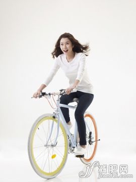 25岁到29岁,自行车,脚踏车,骑自行车,面部表情_gic7094940_Young woman riding bicycle_创意图片_Getty Images China 25岁到29岁,自行车,脚踏车,骑自行车,面部表情_gic7094940_Young woman riding bicycle_创意图片_Getty Images China