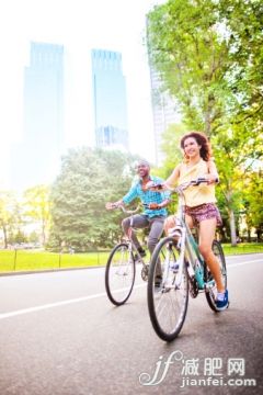 人,活动,休闲装,城市,生活方式_482677509_Couple in New York City's Central park_创意图片_Getty Images China 人,活动,休闲装,城市,生活方式_482677509_Couple in New York City's Central park_创意图片_Getty Images China