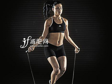 怎样跳绳可以减肚子 侧脚跳