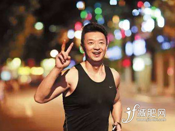 夜跑减肥的正确方法 补充足量的水分.jpg