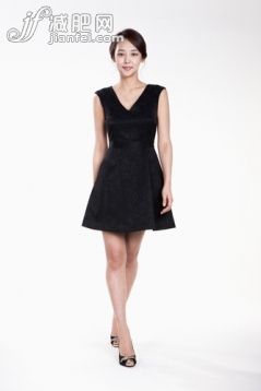 20到24岁,室内,白色背景,站,黑色_gic12817012_a woman in a black dress posing_创意图片_Getty Images China 20到24岁,室内,白色背景,站,黑色_gic12817012_a woman in a black dress posing_创意图片_Getty Images China