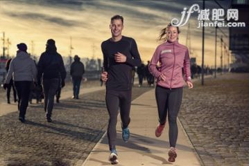 街道,日落,活动,伴侣,黎明_gic13498117_Active young couple jogging on a harbor promenade_创意图片_Getty Images China 街道,日落,活动,伴侣,黎明_gic13498117_Active young couple jogging on a harbor promenade_创意图片_Getty Images China