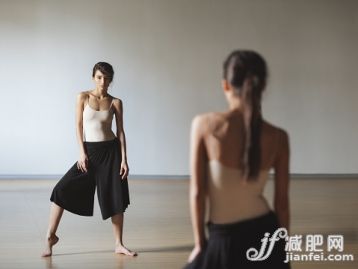 人,镜子,室内,25岁到29岁,舞蹈_562605931_Contemporary dancer_创意图片_Getty Images China 人,镜子,室内,25岁到29岁,舞蹈_562605931_Contemporary dancer_创意图片_Getty Images China
