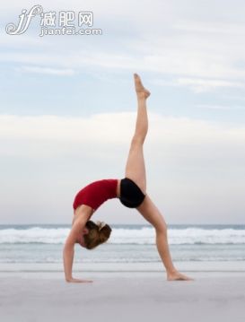 人,户外,40到44岁,白人,赤脚_sb10068433am-001_Woman standing in yoga pose on beach, side view_创意图片_Getty Images China 人,户外,40到44岁,白人,赤脚_sb10068433am-001_Woman standing in yoga pose on beach, side view_创意图片_Getty Images China