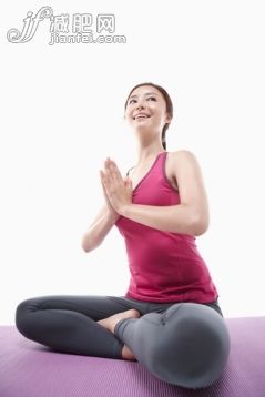 25岁到29岁,生活方式,健康,瑜伽,室内_gic7772068_a woman doing yoga on a mat_创意图片_Getty Images China 25岁到29岁,生活方式,健康,瑜伽,室内_gic7772068_a woman doing yoga on a mat_创意图片_Getty Images China
