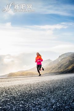 自然,健康生活方式,休闲活动,摄影,人_523928641_Determined woman running on mountain road_创意图片_Getty Images China 自然,健康生活方式,休闲活动,摄影,人_523928641_Determined woman running on mountain road_创意图片_Getty Images China