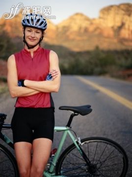 运动,运输,视角,构图,图像_200409932-002_Female cyclist leaning on bicycle on road, smiling, portrait_创意图片_Getty Images China 运动,运输,视角,构图,图像_200409932-002_Female cyclist leaning on bicycle on road, smiling, portrait_创意图片_Getty Images China