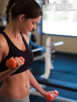 人,运动,四分之三身长,室内,20到24岁_479631339_Woman doing arm curls with dumbbells_创意图片_Getty Images China 人,运动,四分之三身长,室内,20到24岁_479631339_Woman doing arm curls with dumbbells_创意图片_Getty Images China