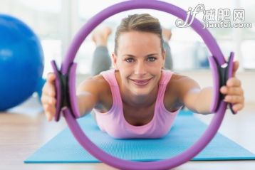 25岁到29岁,白人,室内,肖像,白昼_gic11144120_Portrait of a sporty young woman with exercise ring in fitness studio_创意图片_Getty Images China 25岁到29岁,白人,室内,肖像,白昼_gic11144120_Portrait of a sporty young woman with exercise ring in fitness studio_创意图片_Getty Images China