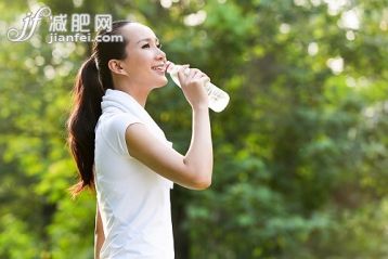 人,运动,白昼,夏天,休闲_36bd9971c_青年女人喝水_创意图片_Getty Images China 人,运动,白昼,夏天,休闲_36bd9971c_青年女人喝水_创意图片_Getty Images China