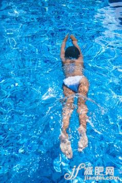 人,比基尼,生活方式,度假,旅游目的地_565877953_Hispanic woman swimming in pool_创意图片_Getty Images China 人,比基尼,生活方式,度假,旅游目的地_565877953_Hispanic woman swimming in pool_创意图片_Getty Images China
