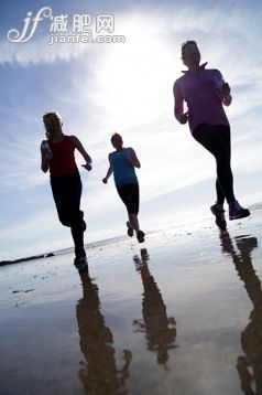 慢跑,锻炼,摄影,2015年,重量_555367133_women on beach, running, sports , silhouette_创意图片_Getty Images China 慢跑,锻炼,摄影,2015年,重量_555367133_women on beach, running, sports , silhouette_创意图片_Getty Images China