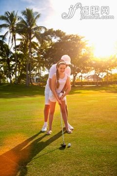 太阳,人,短裤,生活方式,自然_532029147_Caucasian golfer teaching granddaughter to play golf_创意图片_Getty Images China 太阳,人,短裤,生活方式,自然_532029147_Caucasian golfer teaching granddaughter to play golf_创意图片_Getty Images China