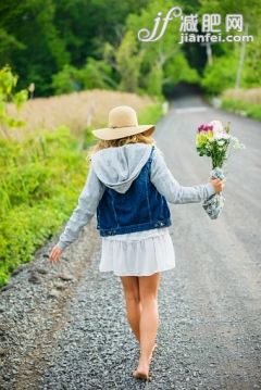 人,休闲装,自然,户外,田园风光_571752205_Rear view of bare footed young woman walking on rural gravel road carrying bunch of flowers_创意图片_Getty Images China 人,休闲装,自然,户外,田园风光_571752205_Rear view of bare footed young woman walking on rural gravel road carrying bunch of flowers_创意图片_Getty Images China