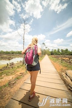 人,活动,环境,生活方式,自然_475466002_Woman on a hiking journey_创意图片_Getty Images China